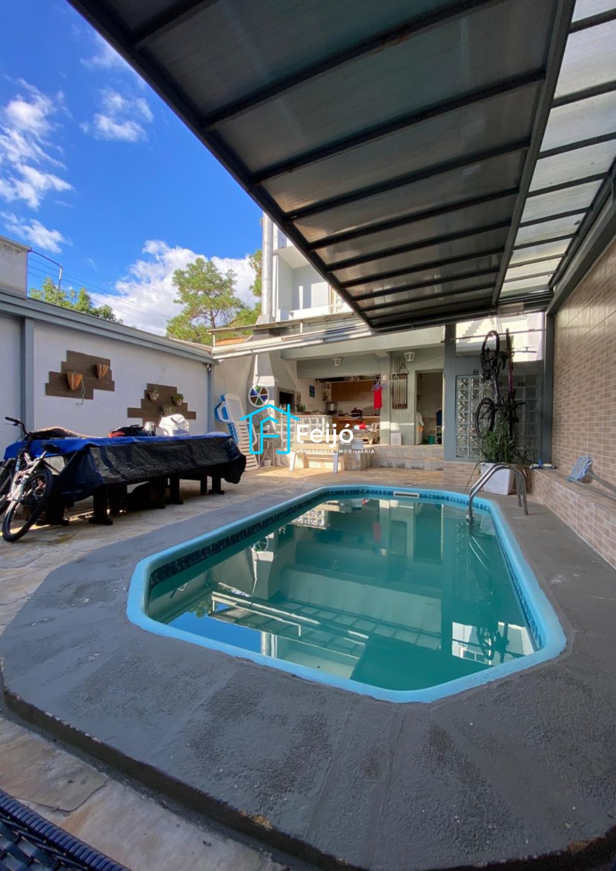 Casa 5 dormitórios com 2 suítes, com piscina, churrasqueira no bairro Partenon/Jardim Botânico