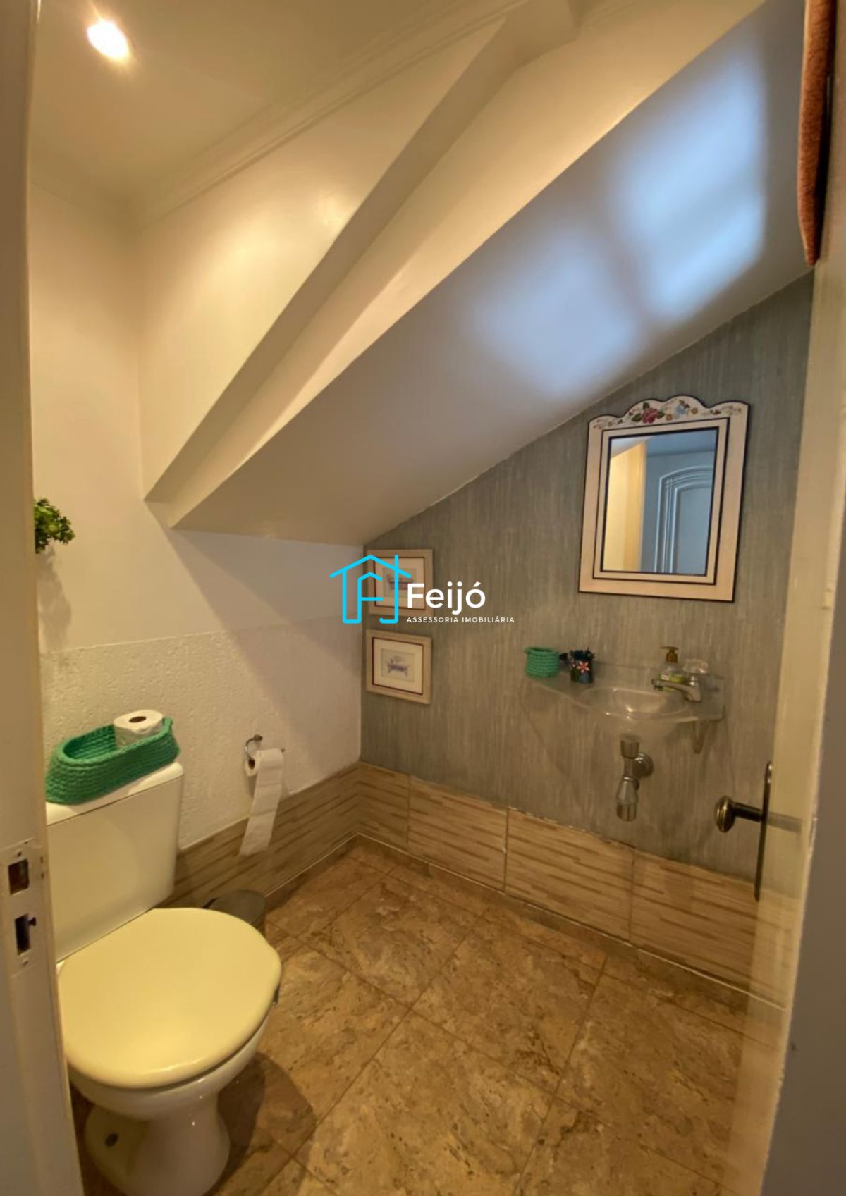 Casa 5 dormitórios com 2 suítes, com piscina, churrasqueira no bairro Partenon/Jardim Botânico