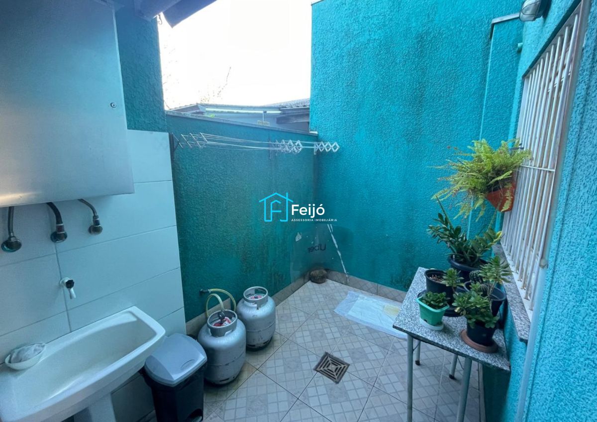 Casa 3 dormitórios no bairro Camaquã próximo ao Zaffari Cavalhada