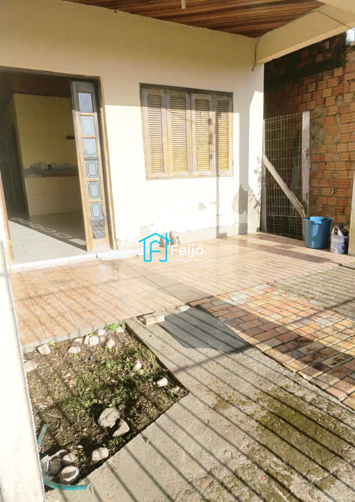 Casa 4 dormitórios com pátio grande no bairro Restinga Nova