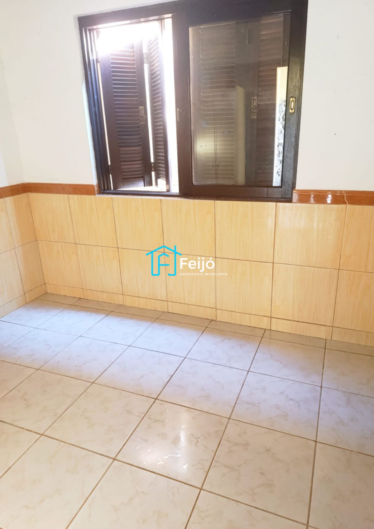 Casa 4 dormitórios com pátio grande no bairro Restinga Nova