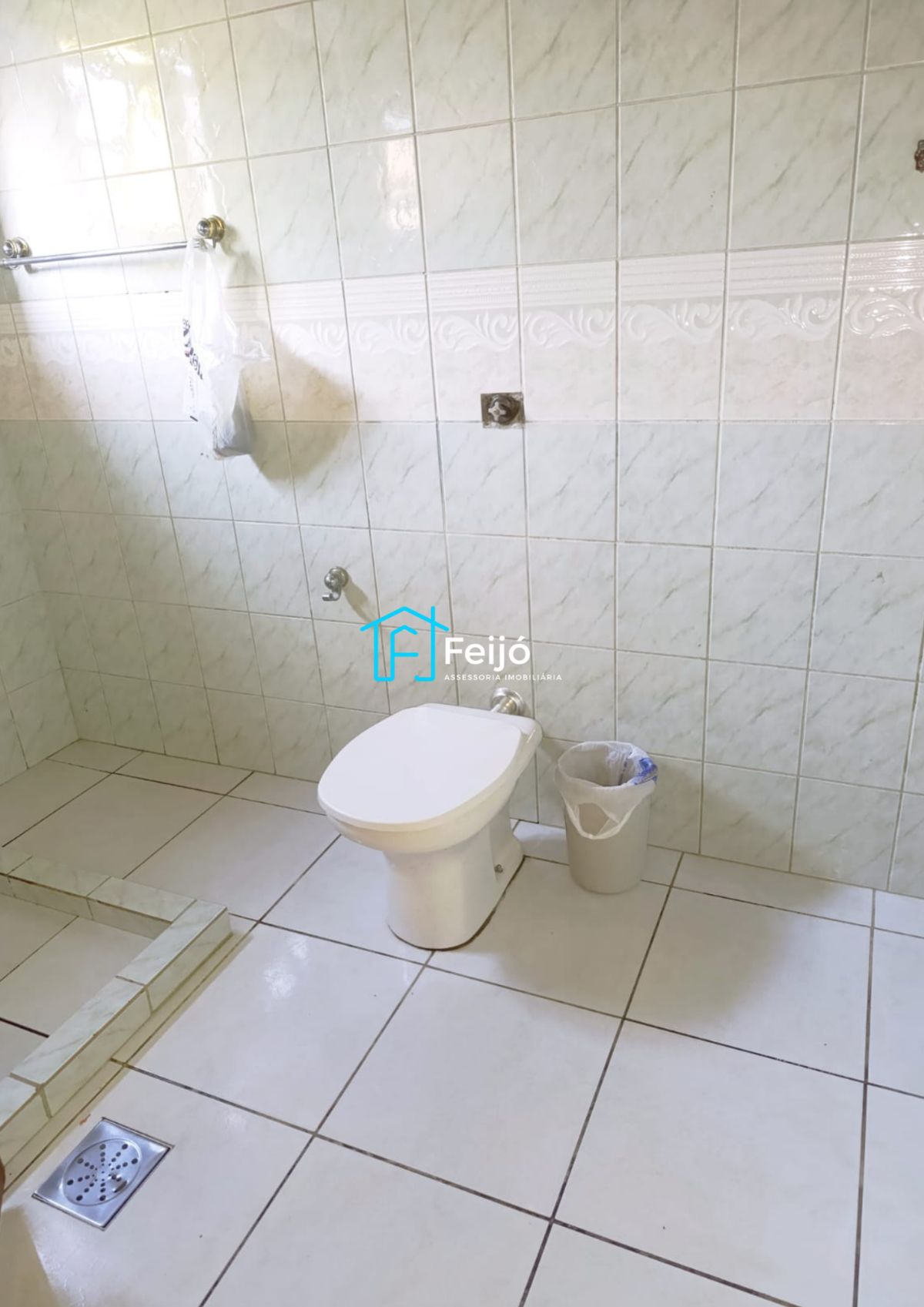 Casa 4 dormitórios com pátio grande no bairro Restinga Nova