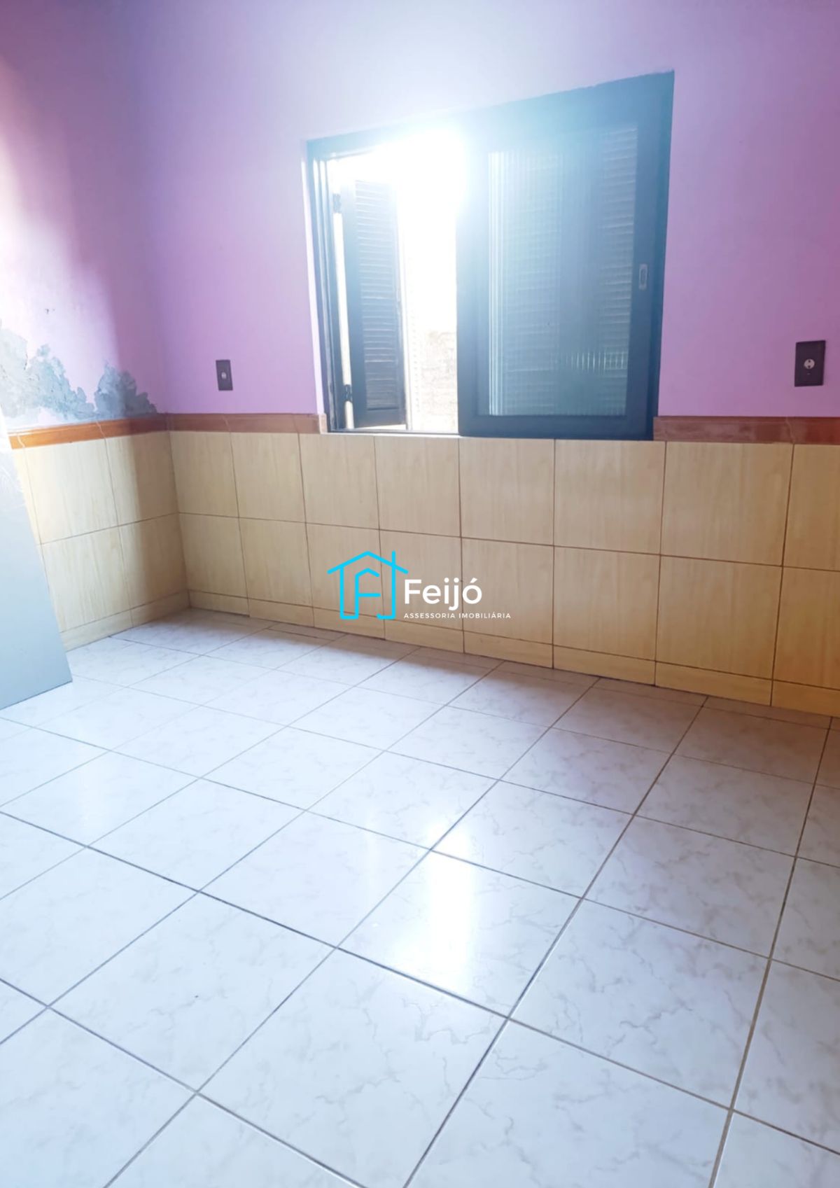 Casa 4 dormitórios com pátio grande no bairro Restinga Nova