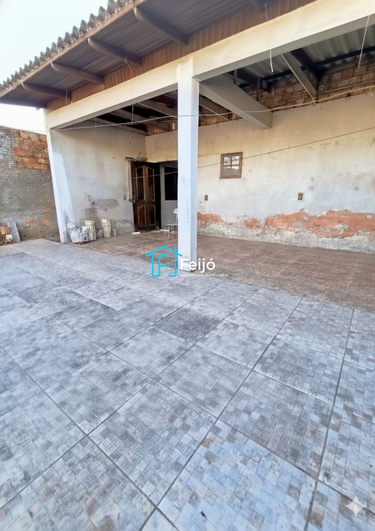 Casa 4 dormitórios com pátio grande no bairro Restinga Nova