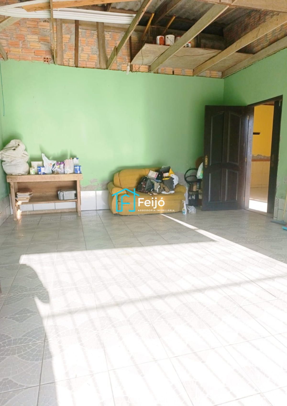 Casa 4 dormitórios com pátio grande no bairro Restinga Nova