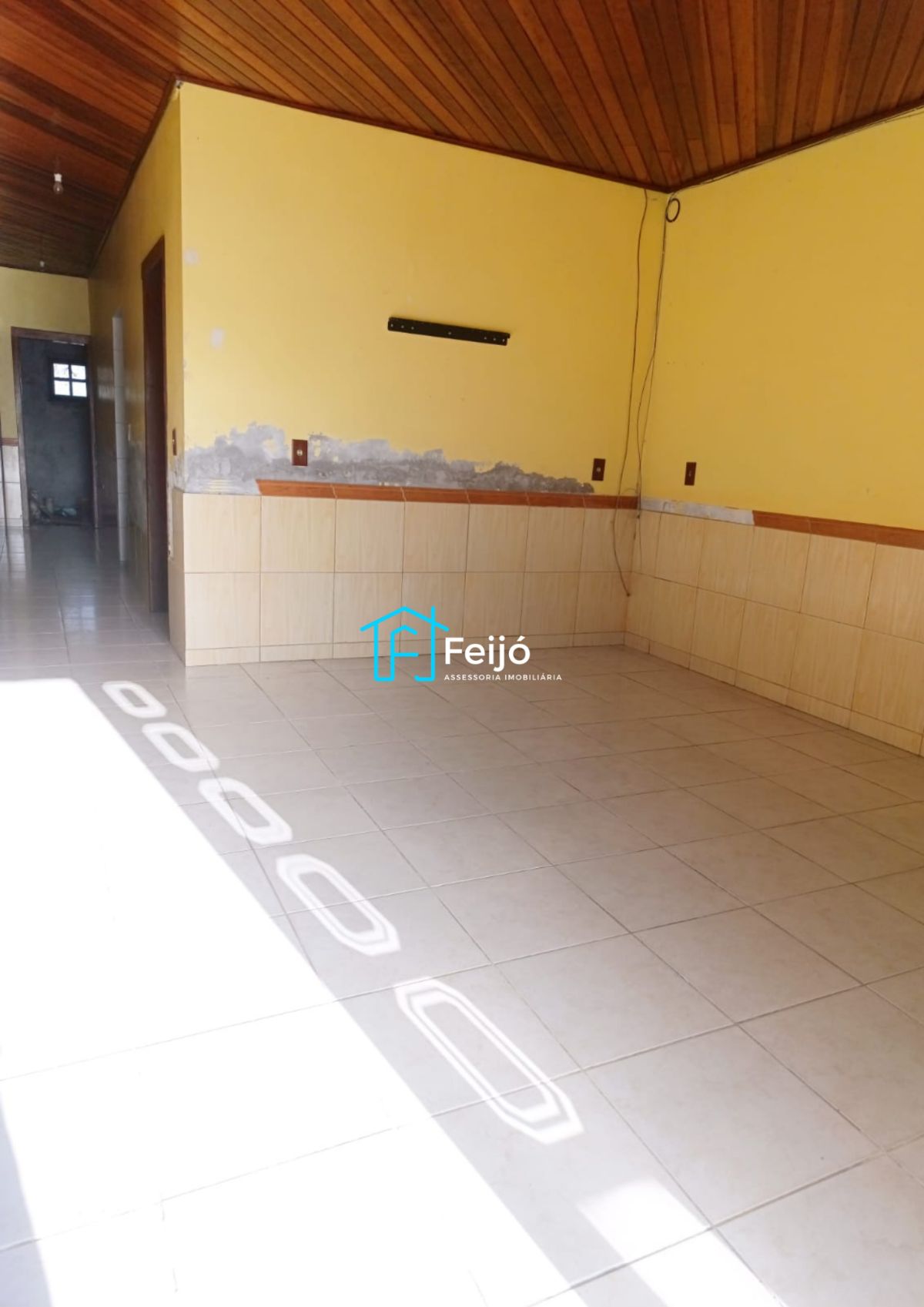 Casa 4 dormitórios com pátio grande no bairro Restinga Nova