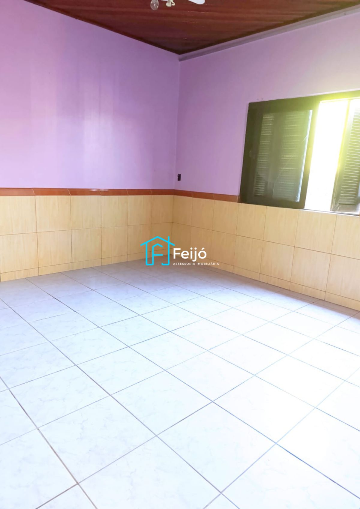 Casa 4 dormitórios com pátio grande no bairro Restinga Nova