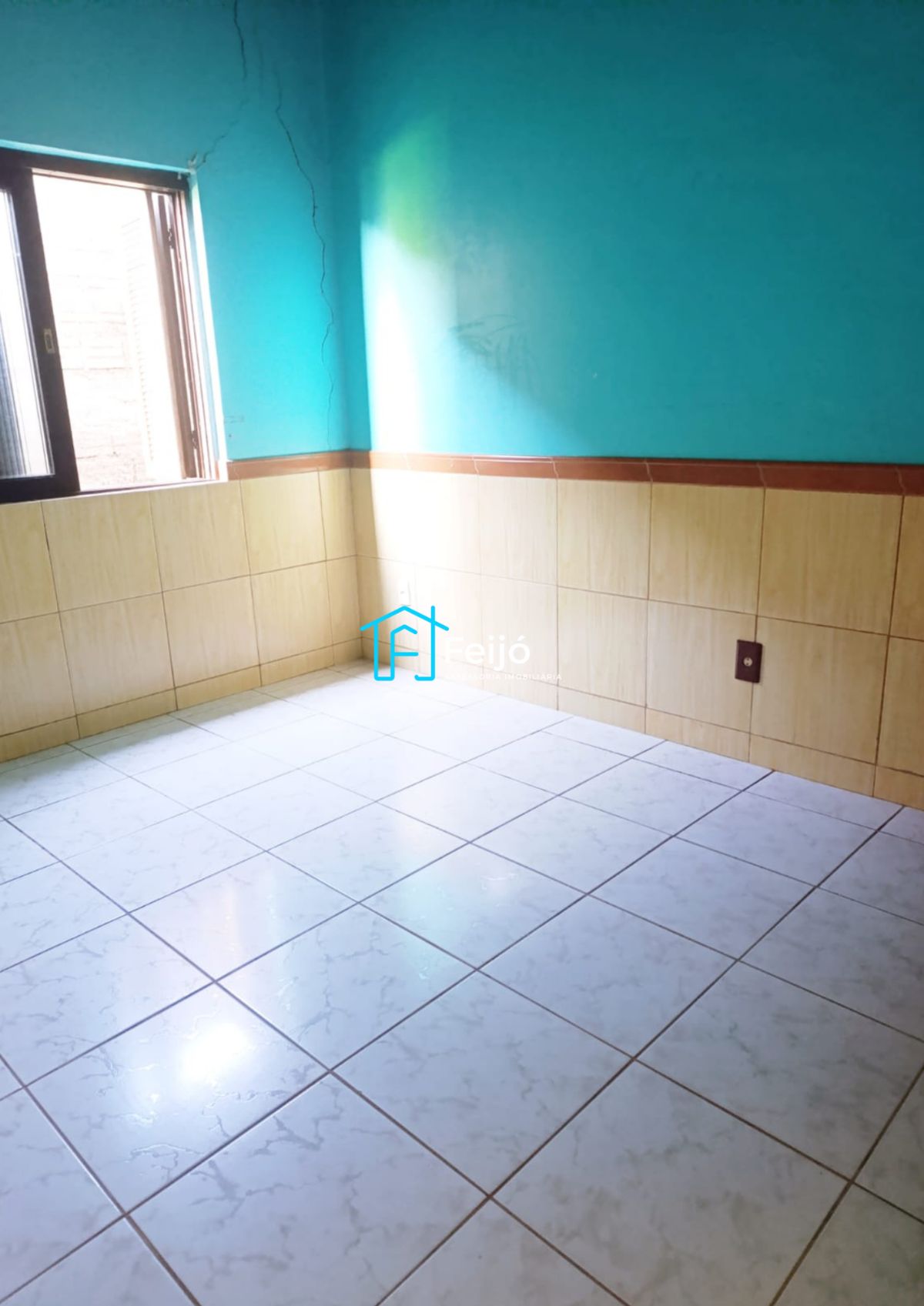 Casa 4 dormitórios com pátio grande no bairro Restinga Nova