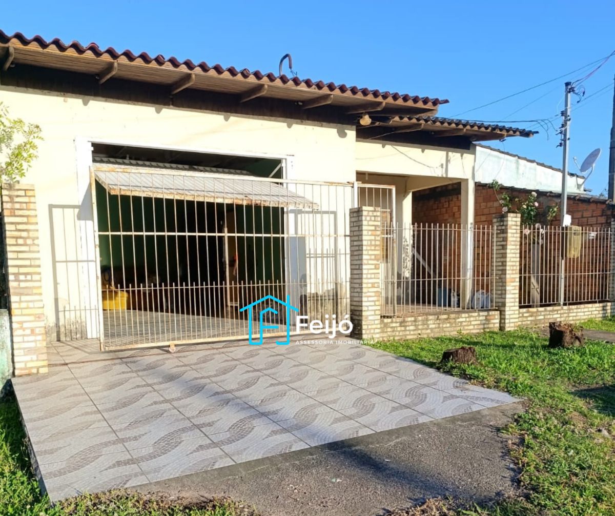 Casa 4 dormitórios com pátio grande no bairro Restinga Nova