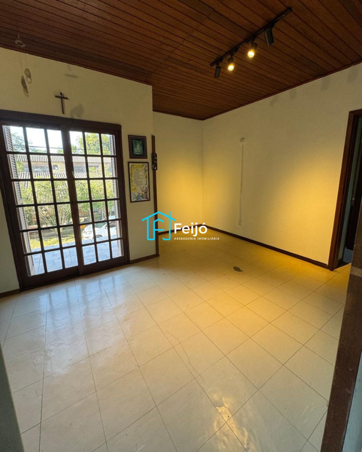 Casa 4 dormitórios com 2 pisos na Restinga Nova