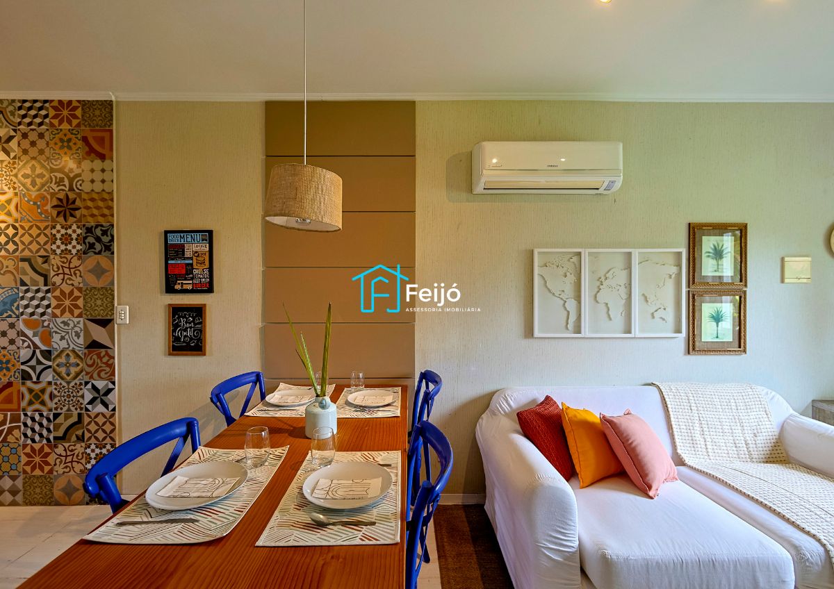 Casa 2 dormitórios com pátio fundos e frente com box para carro - Cachoeirinha