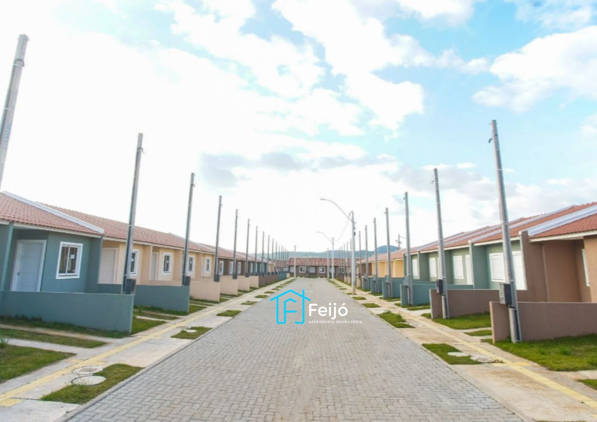 Casa 2 dormitórios com pátio fundos e frente com box para carro - Cachoeirinha