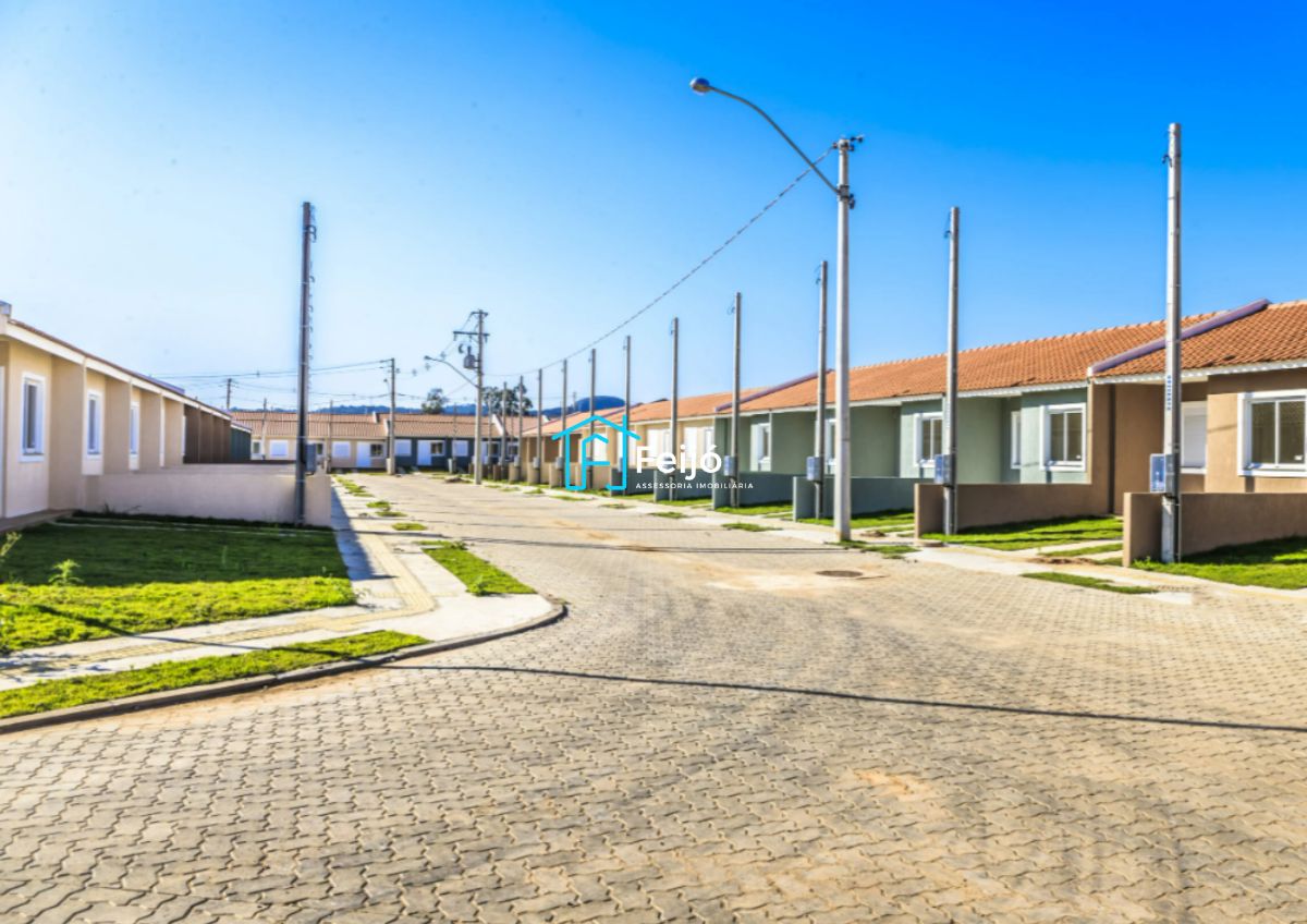 Casa 2 dormitórios com pátio fundos e frente com box para carro - Cachoeirinha