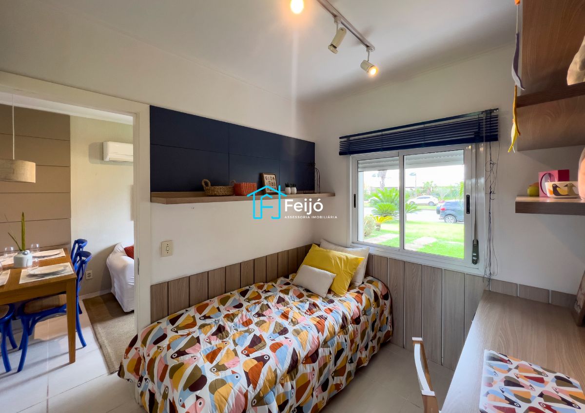 Casa 2 dormitórios com pátio fundos e frente com box para carro - Cachoeirinha