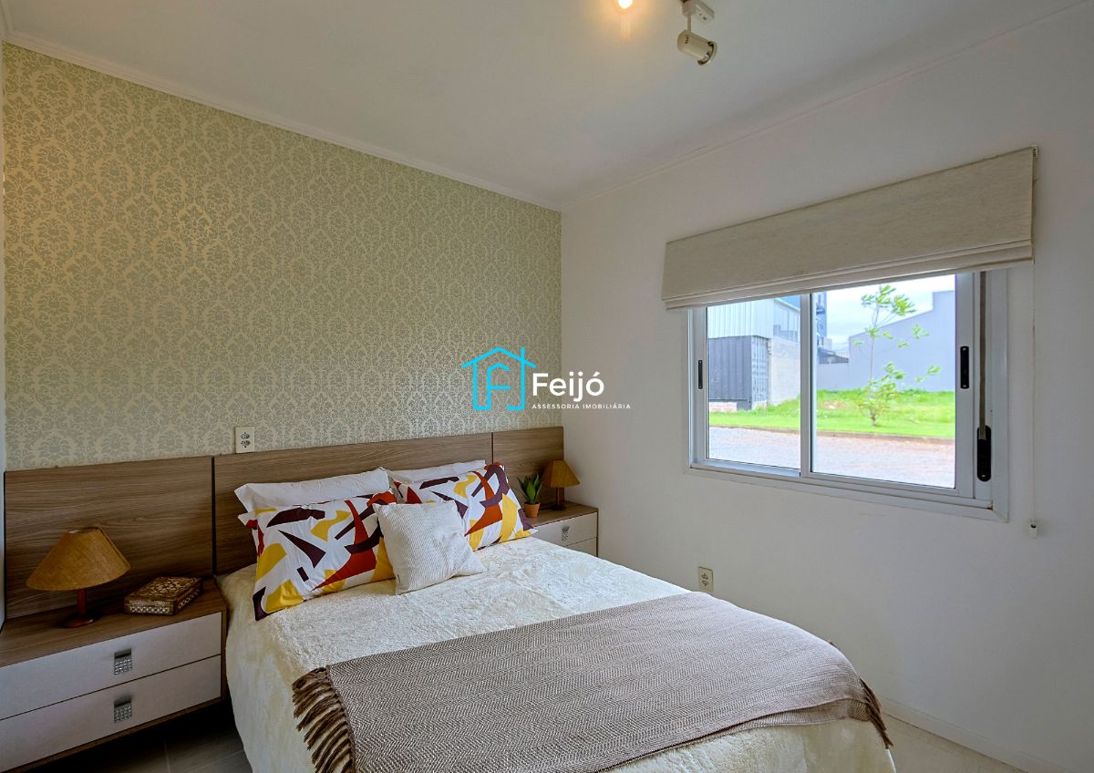 Casa 2 dormitórios com pátio fundos e frente com box para carro - Cachoeirinha