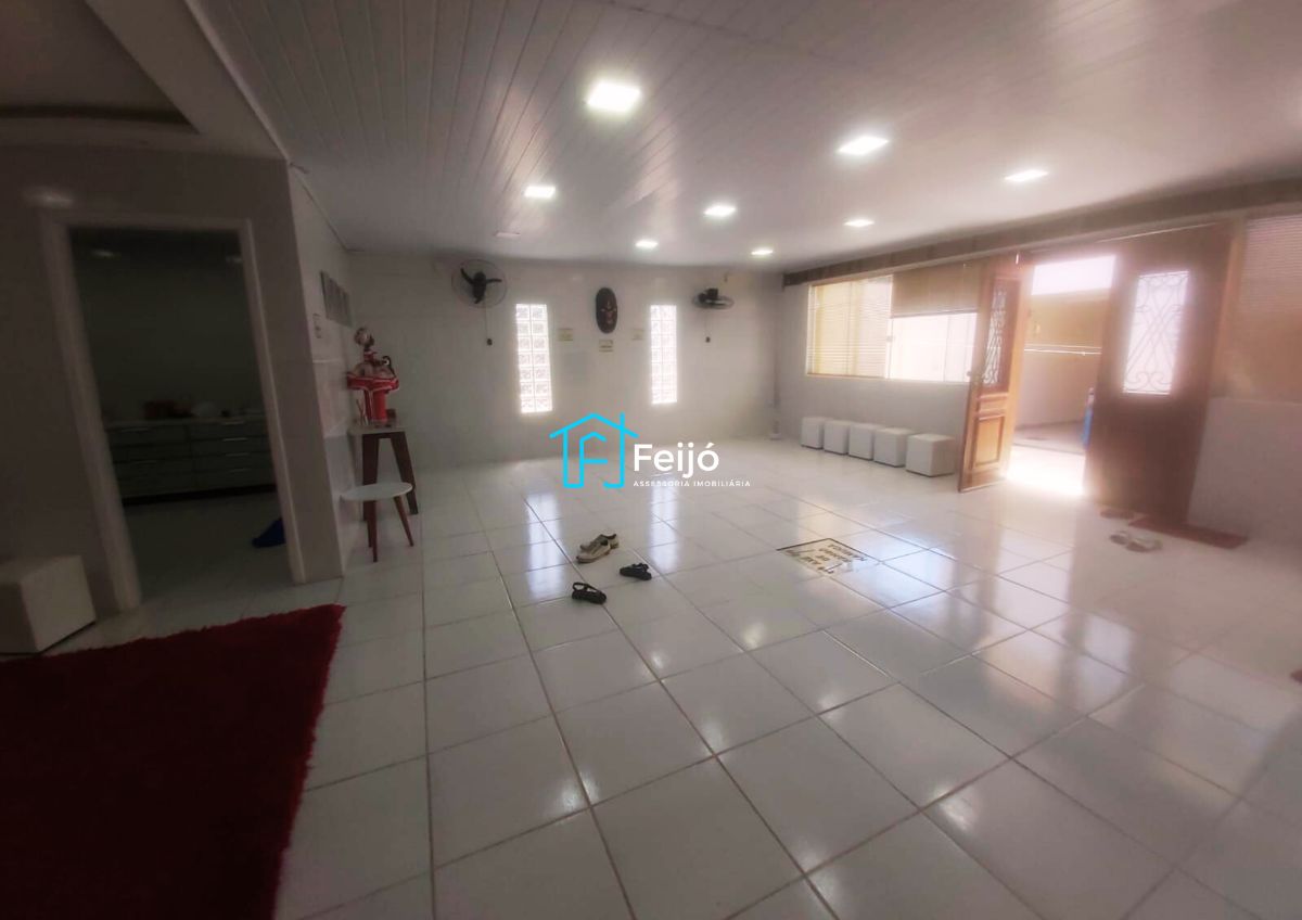 Sobrado 3 dormitórios com salão religioso no bairro Cavalhada