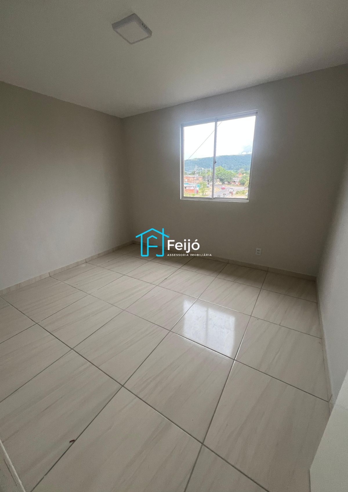 Apartamento 2 dormitórios reformado com, box fixo na Restinga