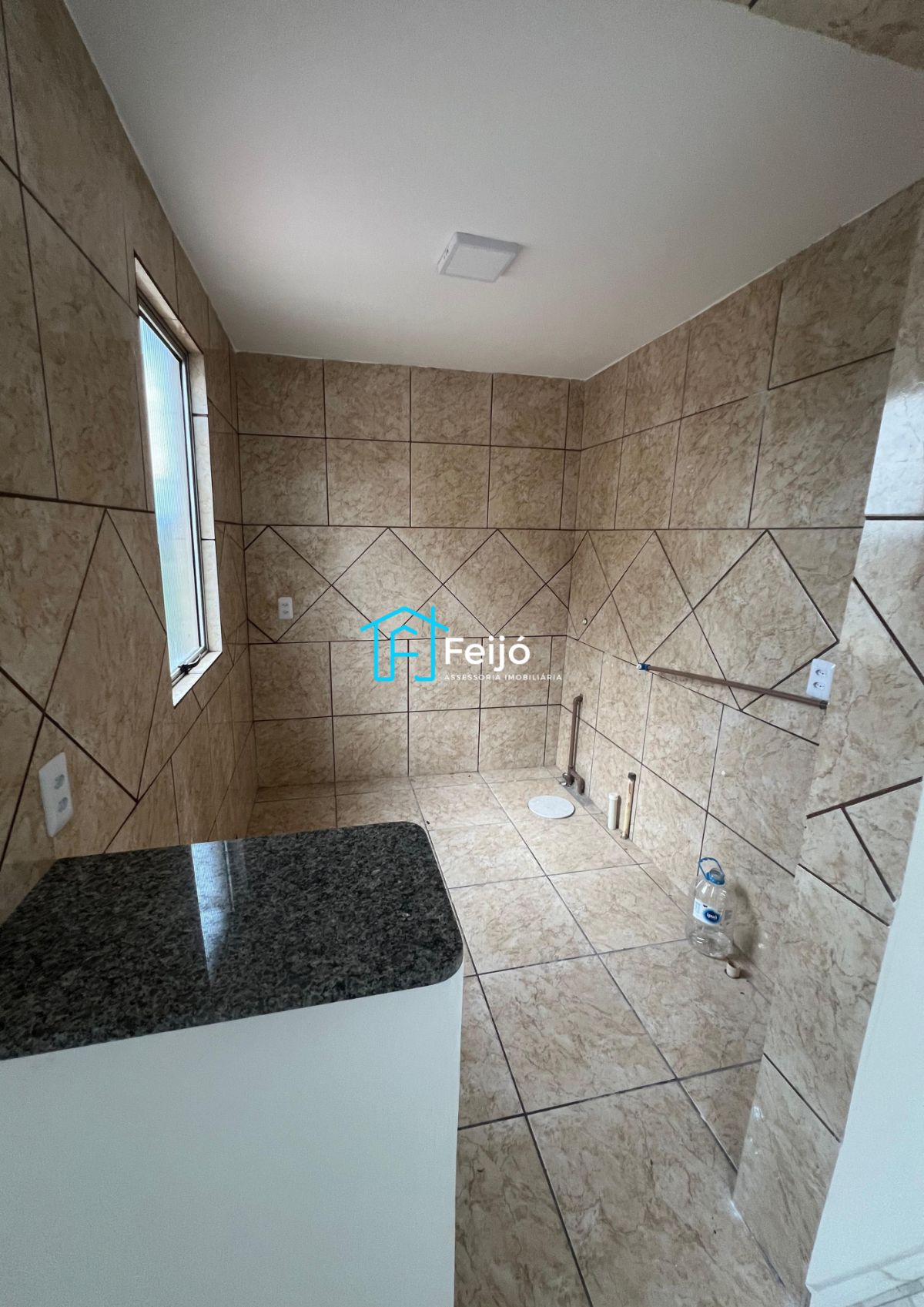 Apartamento 2 dormitórios reformado com, box fixo na Restinga