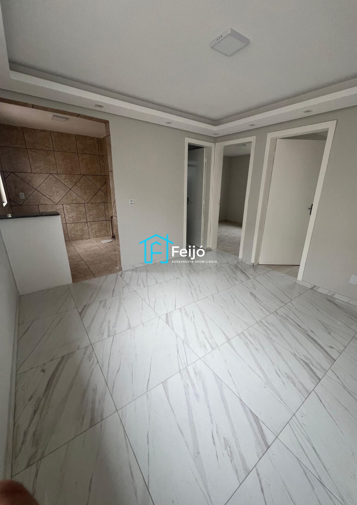 Apartamento 2 dormitórios reformado com, box fixo na Restinga