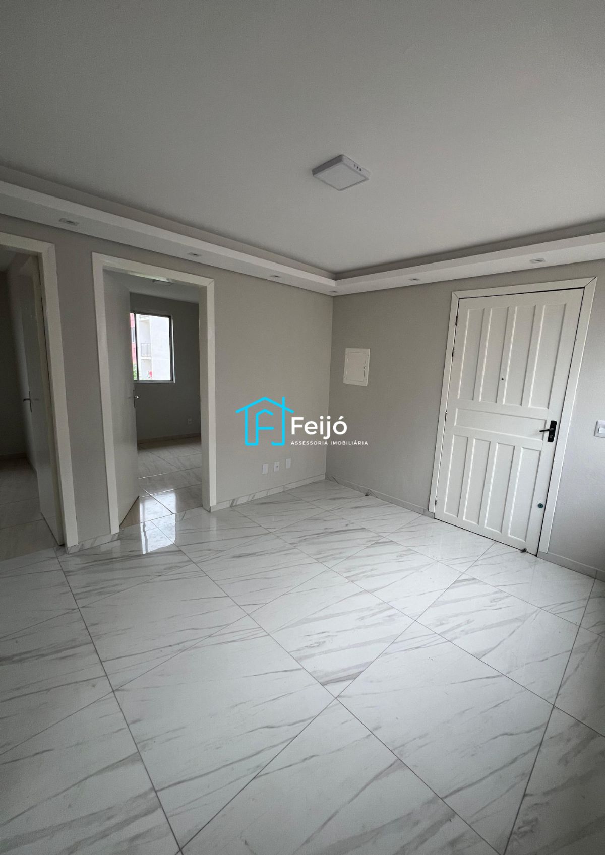 Apartamento 2 dormitórios reformado com, box fixo na Restinga