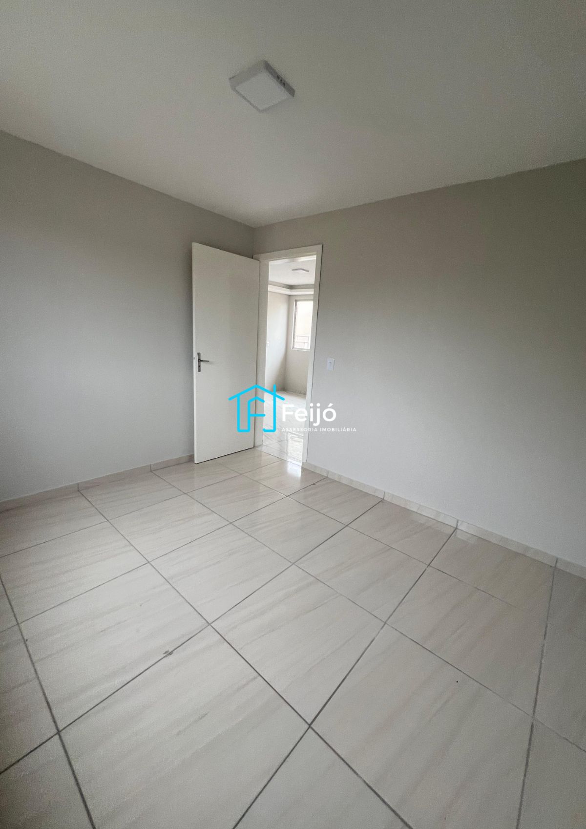 Apartamento 2 dormitórios reformado com, box fixo na Restinga