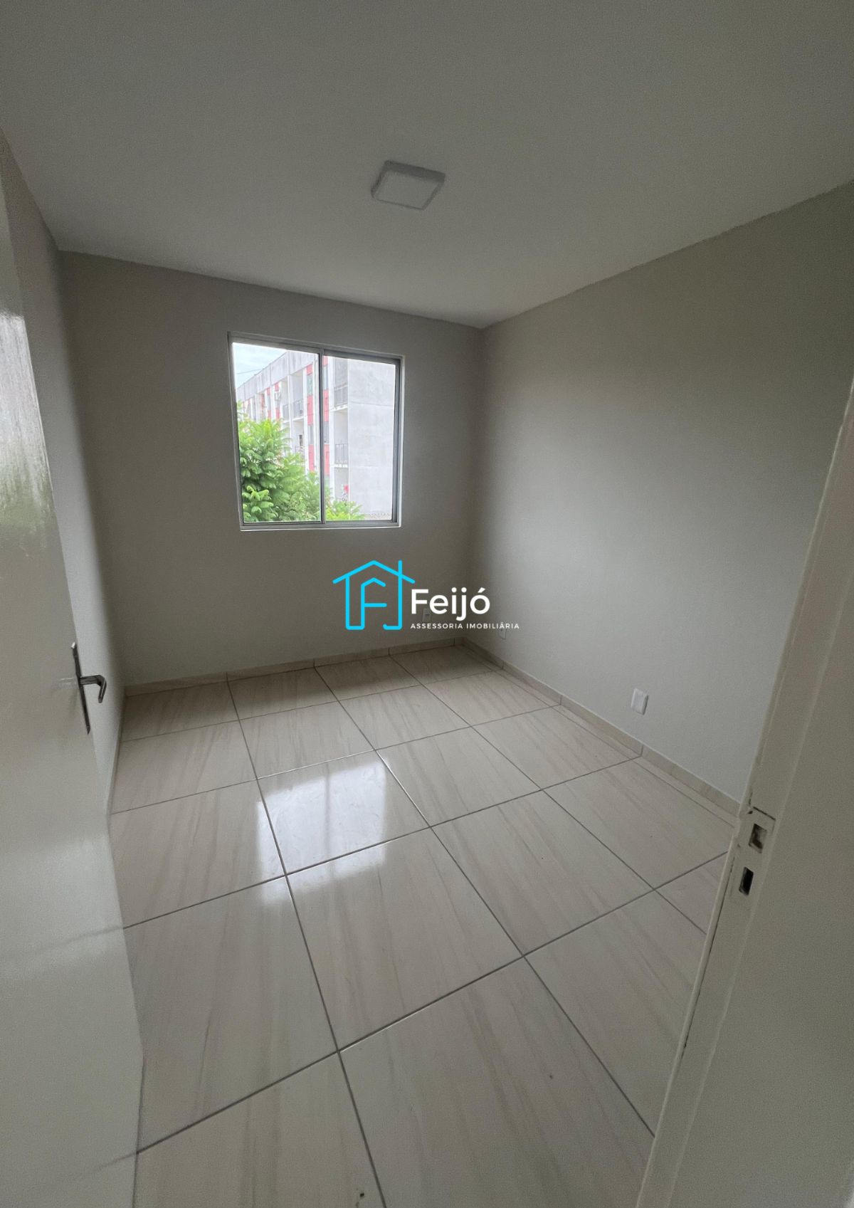 Apartamento 2 dormitórios reformado com, box fixo na Restinga